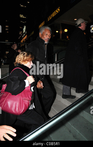 Morgan Freeman che arrivano con un amico per lo screening per 'Prom Night in Mississippi' con la sua mano ancora fasciata da un auto Foto Stock