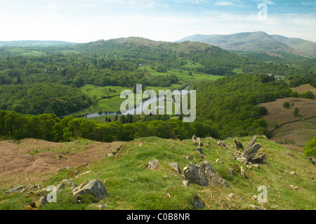Da todd cragg sul bordo meridionale del loughrigg fell, vista sul fiume valle brathay. maggio. cumbria, Regno Unito. il distretto del lago. Foto Stock