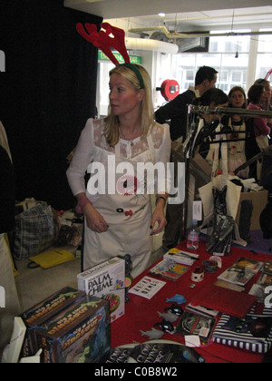 Denise van Outen davvero grande garage Vendita di beneficenza svoltasi a Selfridges auto parl di Londra - Inghilterra - 15.11.09 Foto Stock