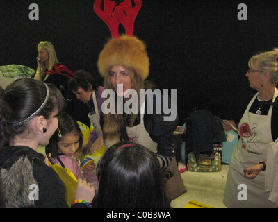 Trinny Woodhall davvero grande garage Vendita di beneficenza svoltasi a Selfridges auto parl di Londra - Inghilterra - 15.11.09 Foto Stock