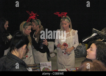 Denise van Outen davvero grande garage Vendita di beneficenza svoltasi a Selfridges auto parl di Londra - Inghilterra - 15.11.09 Foto Stock