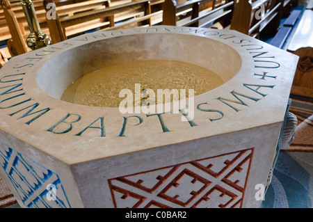 Fonte battesimale in una chiesa Foto Stock