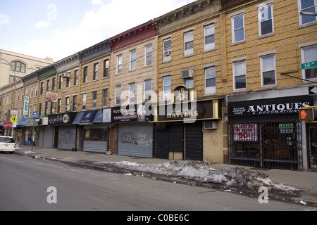 Le strade commerciali di solito vivace Borough Park sezione di Brooklyn sono virtuali città fantasma durante il sabato ebraico. Foto Stock