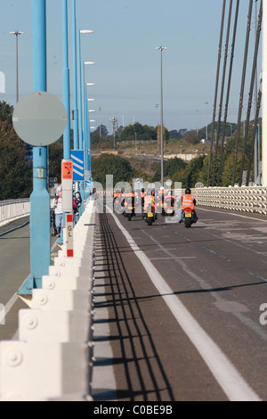 Il Hoggin annuale il ponte evento vede centinaia di motociclisti che attraversa il M48 Severn Bridge prima di raccogliere in Chepstow, Galles. Regno Unito. 2010 Foto Stock