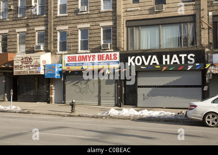 Le strade commerciali di solito vivace Borough Park sezione di Brooklyn sono virtuali città fantasma durante il sabato ebraico. Foto Stock