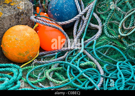 Immagine astratta di corde e galleggia su un Terranova dock Foto Stock