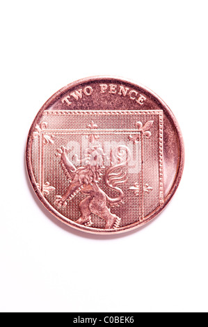 A due pence 2p moneta dalla valuta inglese su sfondo bianco Foto Stock