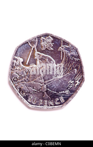 Un cinquanta pence 50p moneta dalla valuta inglese su sfondo bianco Foto Stock