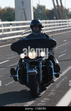 Il Hoggin annuale il ponte evento vede centinaia di motociclisti che attraversa il M48 Severn Bridge prima di raccogliere in Chepstow, Galles. Regno Unito. 2010 Foto Stock