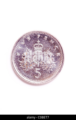 5 pence 5p moneta dalla valuta inglese su sfondo bianco Foto Stock