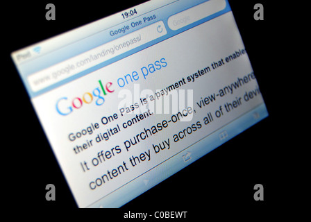 Illustrazione della foto di un Apple Ipod utilizzando la funzione di ricerca di Google per visualizzare le informazioni relative a notizie di Google One Pass Foto Stock