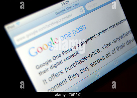 Illustrazione della foto di un Apple Ipod utilizzando la funzione di ricerca di Google per visualizzare le informazioni relative a notizie di Google One Pass Foto Stock