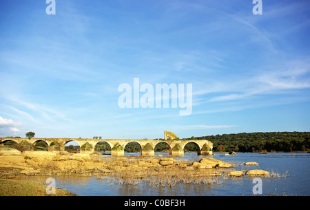 Ponte Vecchio di Ajuda nel fiume Guadiana. Foto Stock