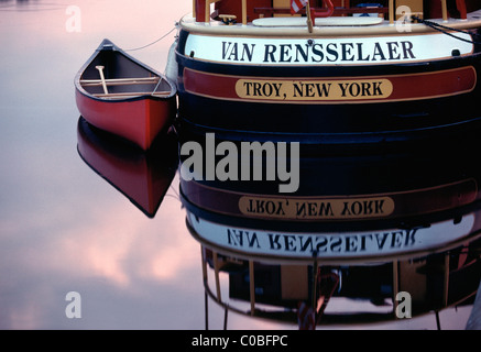 Un acciaio canal chiatta ormeggiata sul Canale Erie Foto Stock