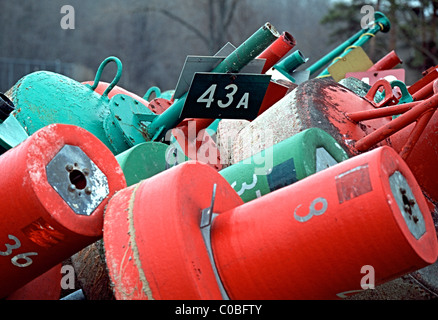 Canale Erie boe memorizzati sul terreno durante il periodo invernale Foto Stock
