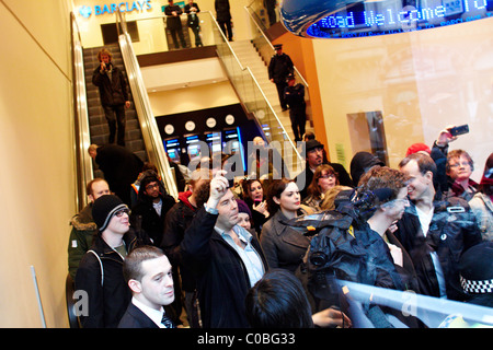 I manifestanti da ukuncut all'interno di una filiale della Barclays Bank su Tottenham Court Road Foto Stock