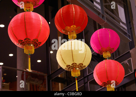 Cinese lanterne di carta al Capodanno cinese a Tinseltown Mall, Chinatown, Vancouver, BC, Canada Foto Stock