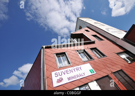 Architettura particolare di un hotel, ristorante e negozio di souvenir Komari Vizka, monti metalliferi, nel nord della Repubblica ceca Foto Stock