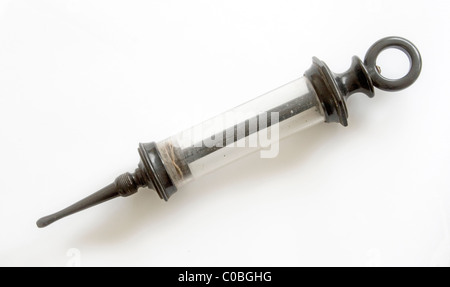 Grande vuoto siringa in metallo isolato su bianco Foto stock - Alamy