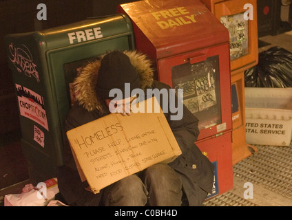 Senzatetto uomo sulla Lexington Avenue in serata a NYC. Foto Stock