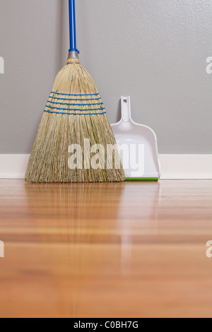 Una scopa di mais e polvere Pan su pavimenti in legno Foto Stock