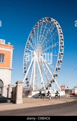 La ruota di Dublino una attrazione turistica al Point Village. Foto Stock