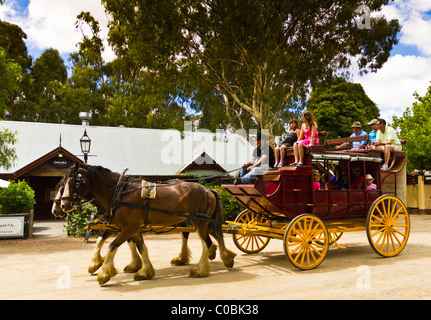 I turisti su diligenze in Echuca. Foto Stock