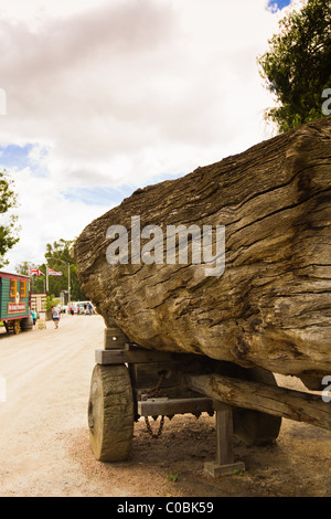 Storico di gomma rosso trasporto log in Echuca Foto Stock