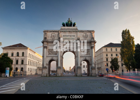 Porta Vittoria, Monaco di Baviera, Germania, il traffico che passa dal, crepuscolo, una lunga esposizione Foto Stock