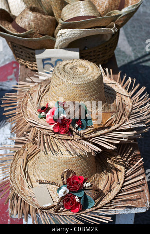 Strappati di cappelli di paglia e abbellimenti per la vendita su un Thai in stallo. Thailandia SUDEST ASIATICO Foto Stock