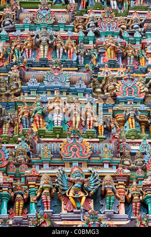 Sculture sul tempio indù gopura (torre). Tempio Menakshi, Madurai, Tamil Nadu, India Foto Stock