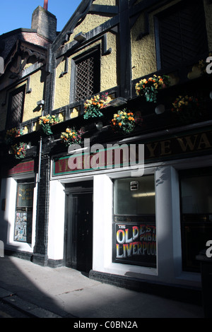 Liverpool più antica casa pubblica, chiamato Ye buco nel muro. Foto Stock