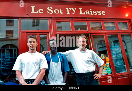 Parigi, Francia, ristorante bistrot francese, Ritratto di tre uomini, diversi chef francesi, davanti a "le Sot l'Y Laisse" LA CUCINA francese, insegna del ristorante francese, diversità sul luogo di lavoro, lavoratori della ristorazione, lavoratori africani Foto Stock