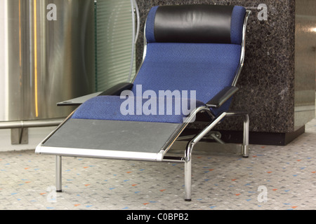 Aeroporto di posti a sedere reclinata in Hong Kong International Airport Foto Stock