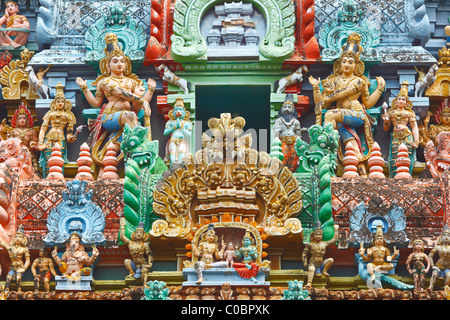 Sculture sul tempio indù gopura (torre) Foto Stock
