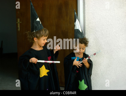 I bambini si vestono come Wizards Foto Stock