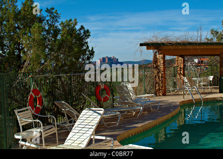 Svuotare la piscina e sdraio a bordo piscina in Orchard Inn Hotel a Sedona in Arizona Stati Uniti America STATI UNITI D'AMERICA Foto Stock