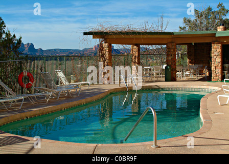 Svuotare la piscina e sdraio a bordo piscina in Orchard Inn Hotel a Sedona in Arizona Stati Uniti America STATI UNITI D'AMERICA Foto Stock