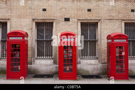 British cabine telefoniche rosse, Covent Garden di Londra, Inghilterra Foto Stock
