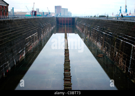 Il Graving Dock a Belfast Dock, Irlanda del Nord dove il Titanic è stato dipinto e aveva i suoi propulsori montati. Foto Stock