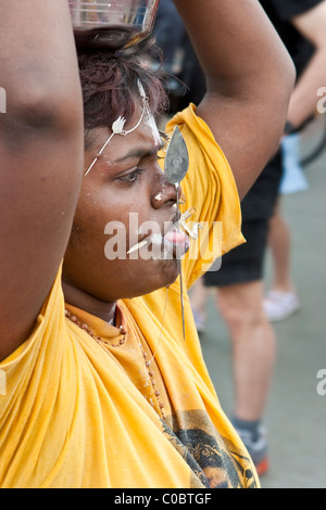 Thaipusam festival indù a Singapore dove le persone mostrano la loro fede mediante la perforazione dei loro corpi con ganci e picchi di corrente Foto Stock