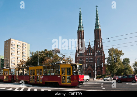 Street View di stile gotico Basilica di San. Michael Florian Chiesa e tram rosso passando da Varsavia, Praga Nord, Polonia, UE Foto Stock
