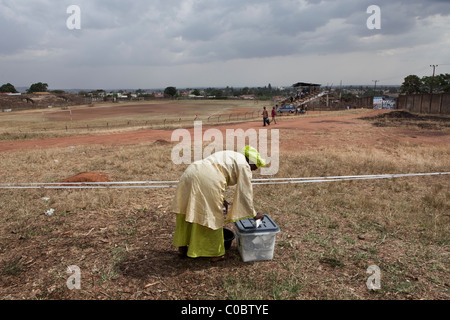 Una donna getta il suo voto in corrispondenza di una stazione di polling in Kumi, Uganda per gettare il suo voto nelle 2011 elezioni presidenziali. Foto Stock