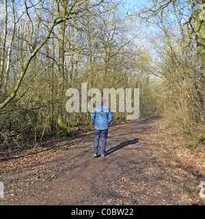 Maschio caucasico passeggiando lungo i monarchi modo (diritto del pubblico di modo), nei pressi di Fairfield, Worcestershire, Regno Unito modello rilasciato Foto Stock