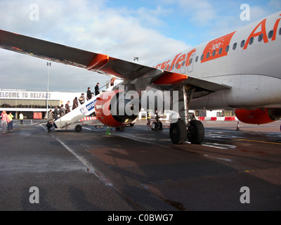 Imbarco passeggeri Easyjet a319 aerei Airbus a Belfast International Airport. Questo velivolo è stato il centesimo easyjet airbus Foto Stock