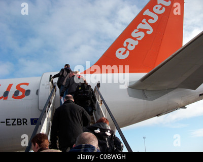 I passeggeri di salire a bordo posteriore passaggi aerei di easyjet a319 aerei Airbus a Belfast International Airport Foto Stock
