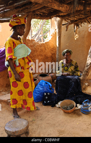 Donna Dogon tradizionali di fabbricazione Dogon indigo panno. Yendouma. Pays Dogon del Mali Foto Stock