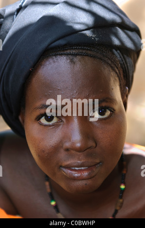 Ritratto di giovane donna Dogon con occhi luminosi. Yendouma. Pays Dogon del Mali Foto Stock