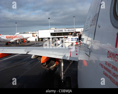 Imbarco passeggeri Easyjet a319 aerei Airbus a Belfast International Airport Foto Stock