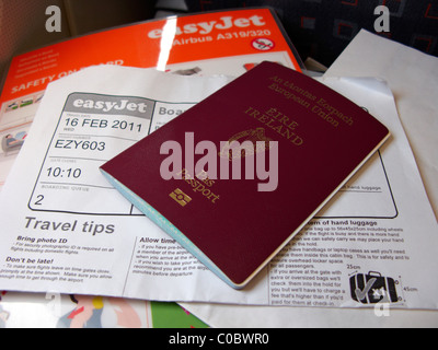 Passaporto irlandese stampata della carta di imbarco e di sicurezza a bordo degli aeromobili scheda su un volo al di fuori dell'Irlanda Foto Stock